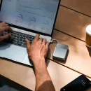 EcoFlow 10000 mAh Powerbank Silber mit Ständer und Display