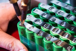 Der Techniker verschweißt die Akku-Batterien miteinander