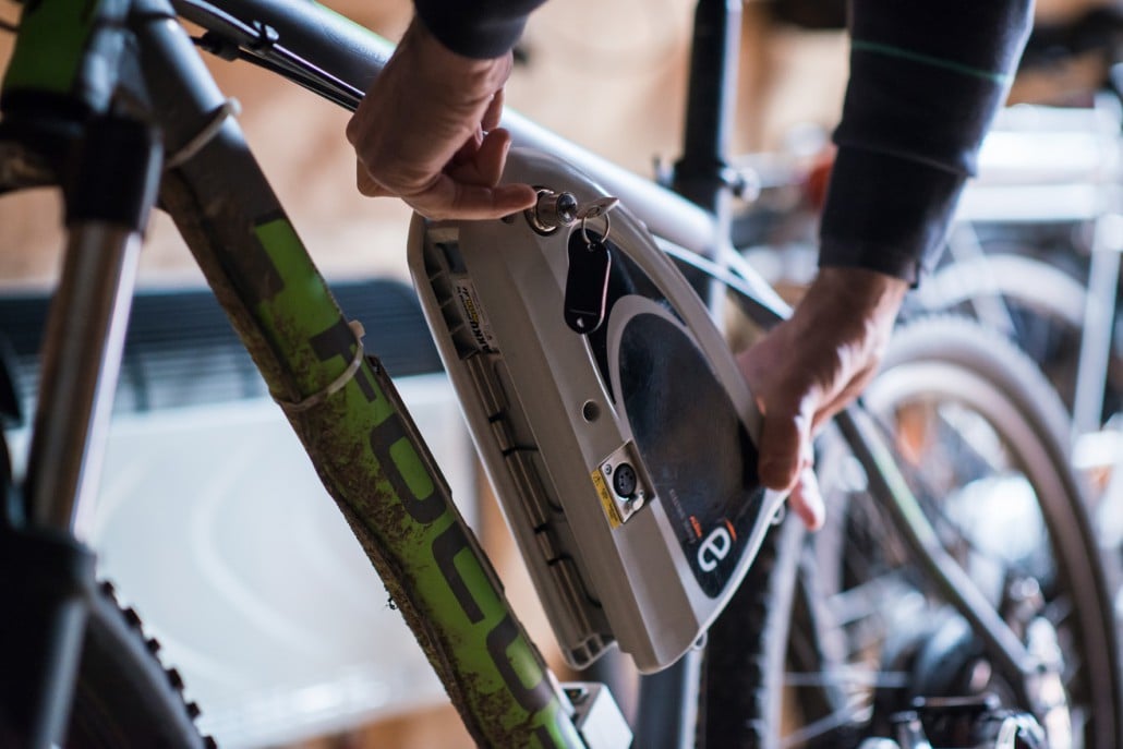 Mitarbeiter entnimmt den Fahrrad Akku vor der Akku Reparatur